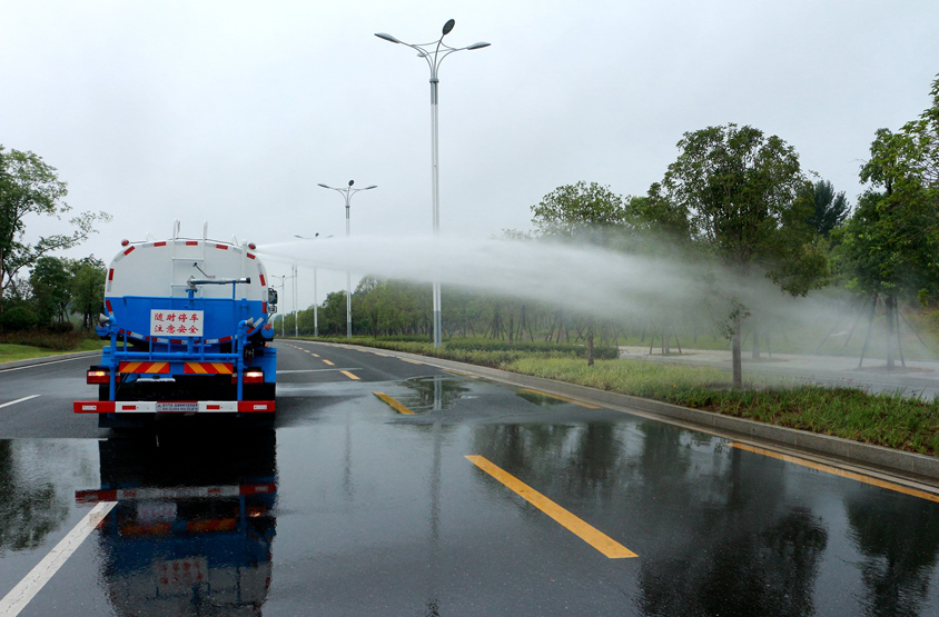 12噸東風D9霧炮灑水車頂噴功能演示